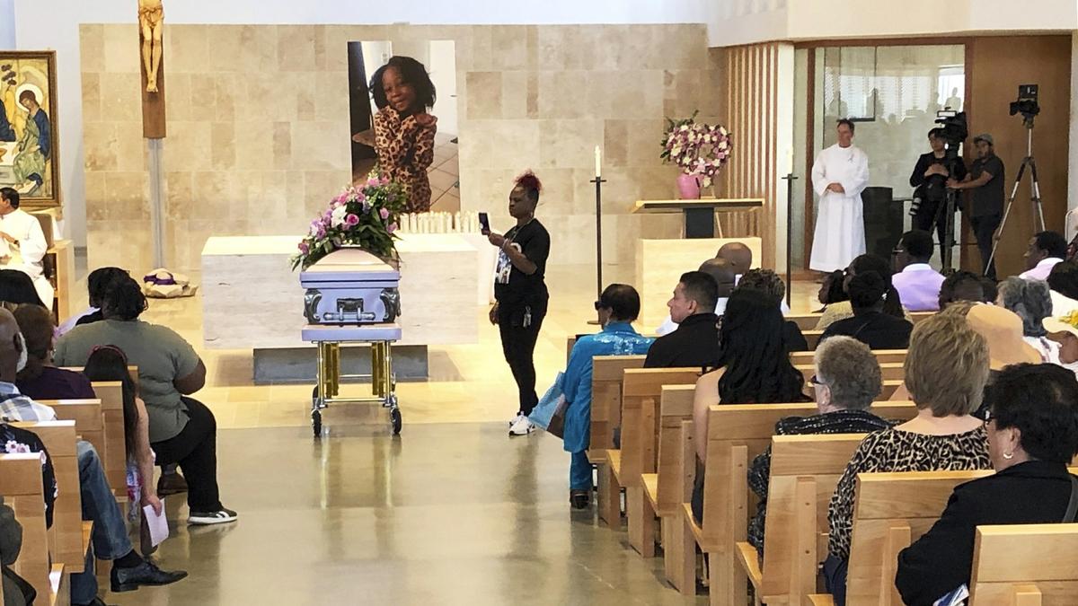 Hundreds Mourn Girl Whose Body Was Dumped on Hiking Trail