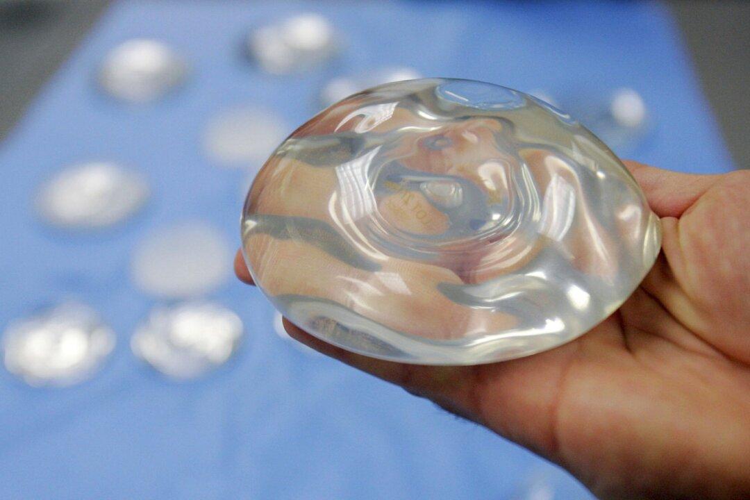US Experts: Too Soon to Pull Breast Implants Tied to Cancer?