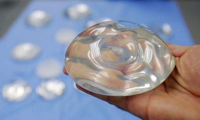 US Experts: Too Soon to Pull Breast Implants Tied to Cancer?