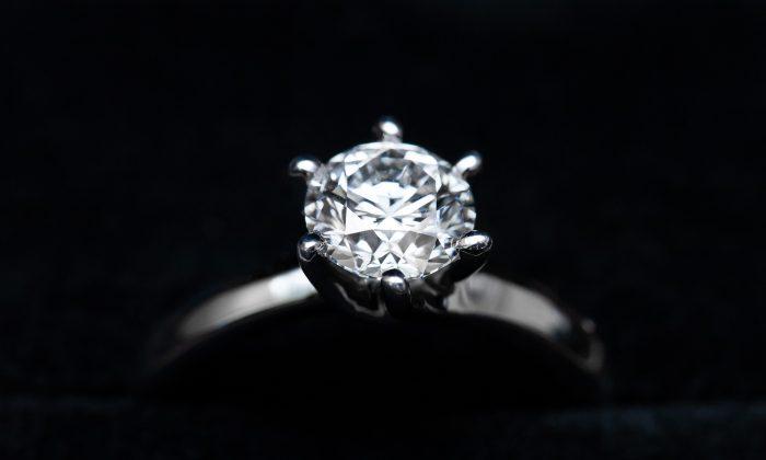 Woman Buys $13 Ring at a Flea Market & Learns It’s a 26-Carat Diamond 30 Years Later