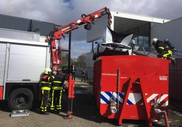 Dutch fire crews used a crane to lift the smoking BMW i8 into the vat of water in Brabant province, on March 25, 2019. (Brandweer Midden- en West-Brabant)