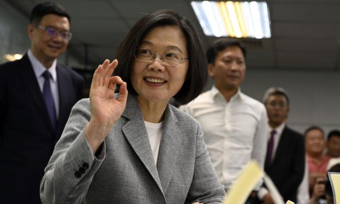 Taiwan President, Seeking Tanks and Fighters, Says US Responding Positively