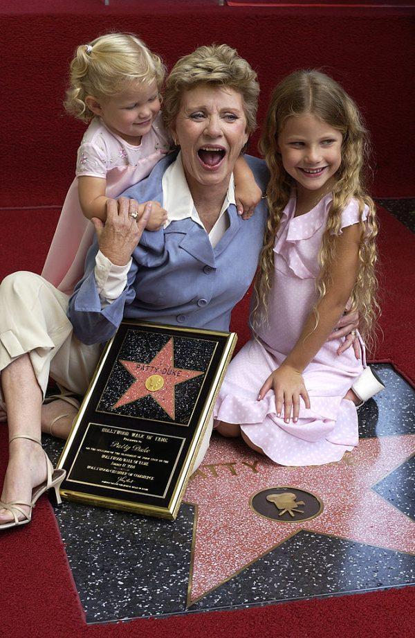 Patty Duke with her granddaughters Elizabeth (L) and Ali (R) on the Hollywood Walk of Fame in 2004 (©Getty Images | <a href="https://www.gettyimages.com/detail/news-photo/actress-patty-duke-and-granddaughters-elizabeth-and-news-photo/51183667">Vince Bucci</a>)