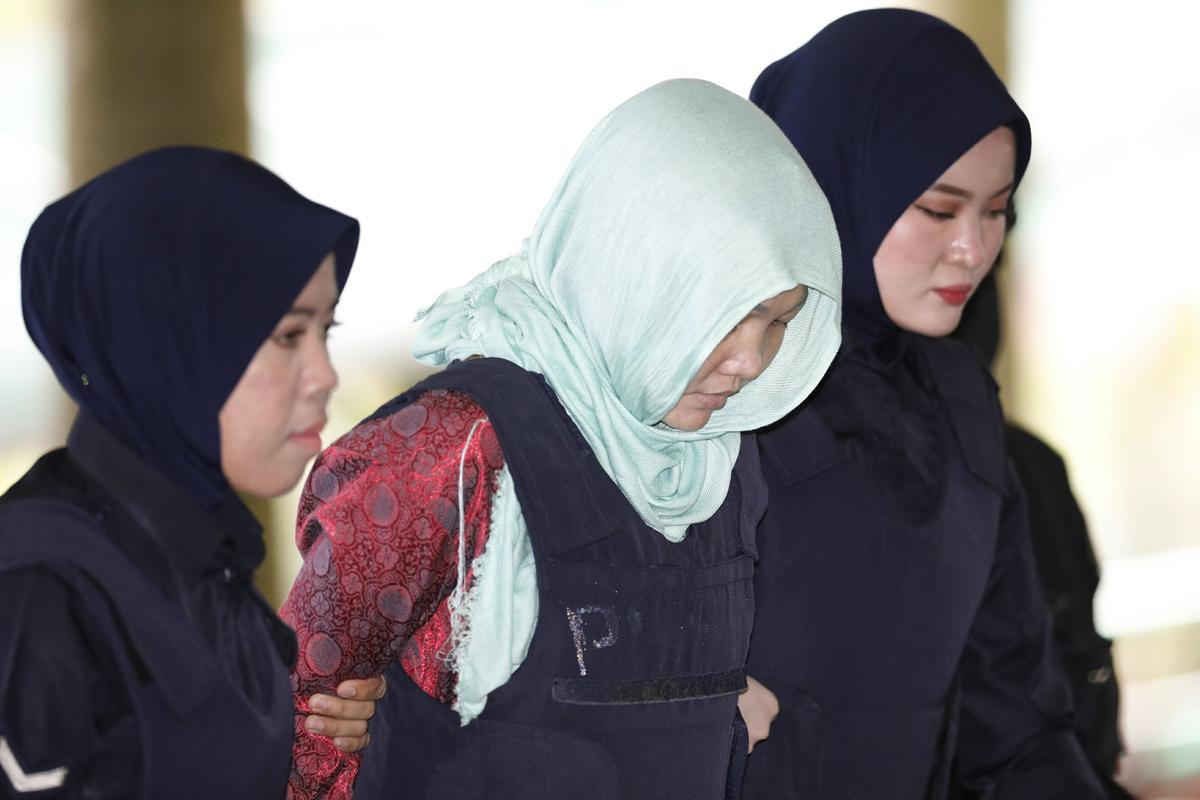 Vietnamese Doan Thi Huong, center, is escorted by police as she arrives at Shah Alam High Court in Shah Alam, Malaysia, on April 1, 2019. (Vincent Thian/AP Photo)