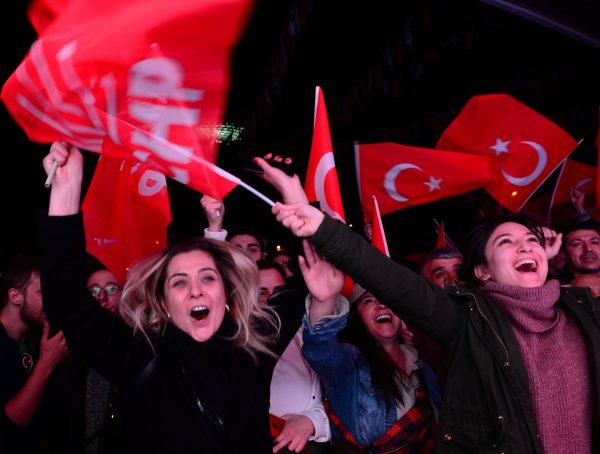 Los partidarios del principal partido opositor, el Partido Popular Republicano (CHP), aplauden frente a la sede del partido mientras celebran los resultados de las elecciones municipales en Ankara el 31 de marzo de 2019. (Stringer/Reuters)