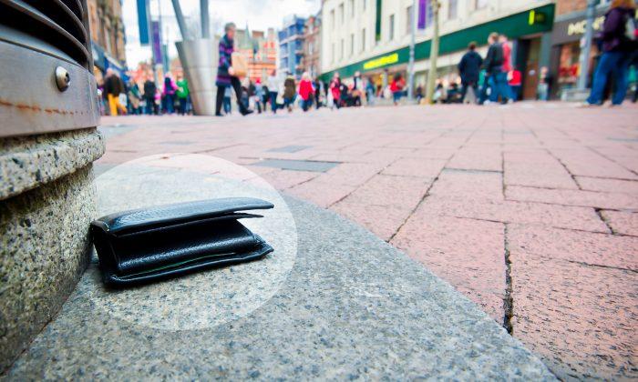 Teen With No Lunch Money Sees $2,300 in Wallet, Gets a Text From Mom Upon Returning It