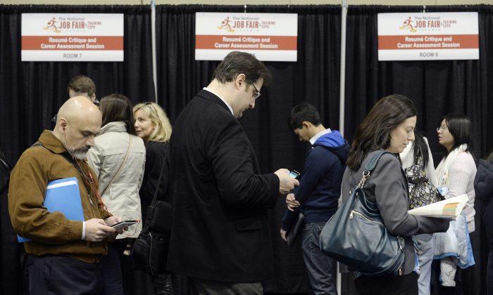 Canada Sheds 7,200 Jobs in March, First Decline in Seven Months