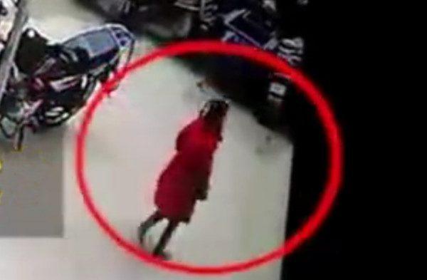 The girl walking away on her own after the fall. (Chongqing News)