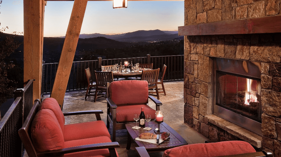 Deck dining at Sun Ridge Lodge. (Moving Mountains)
