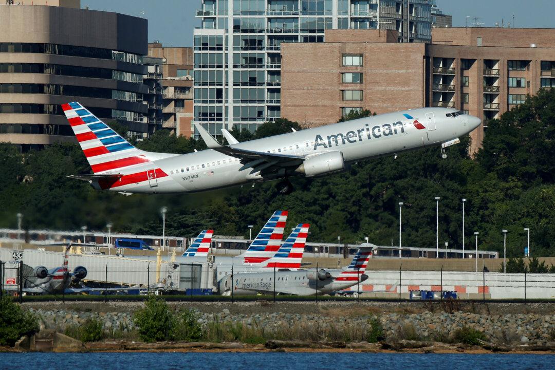 Man Wearing Gas Mask Panics Passengers on Houston-Bound Flight