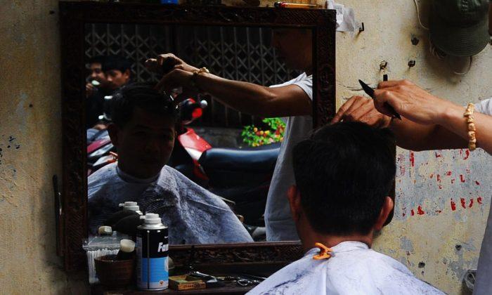 Man Attempts to Forcibly Cut Barber’s Hair Over Bad Haircut