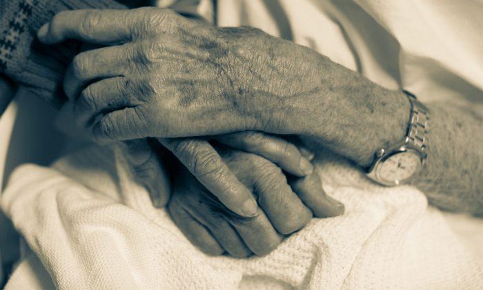 Inseparable Elderly Couple Get Adjacent Beds in Hospital to Spend Wife’s Final Days