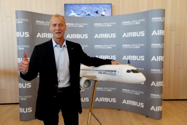 Airbus Chief Executive Tom Enders poses with a A220-300 Airbus replica during the company's annual news conference on 2018 full-year results in Blagnac, near Toulouse, France, Feb.14, 2019. (Regis Duvignau/Reuters)