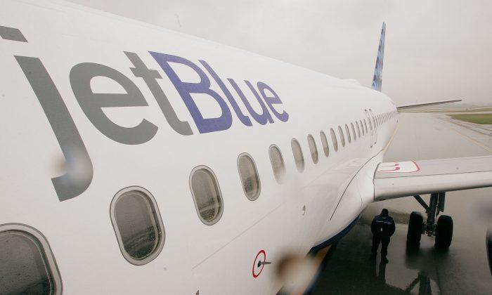 JetBlue CEO Collected Garbage, Awarded Random Passengers Free Tickets in Economy Class Flight