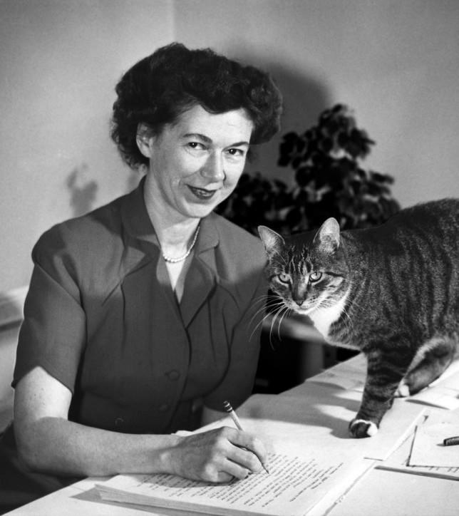 ©Wikipedia | <a href="https://en.wikipedia.org/wiki/Beverly_Cleary#/media/File:Beverly_Cleary_ca._1955.jpg">Cleary Family archive</a>
