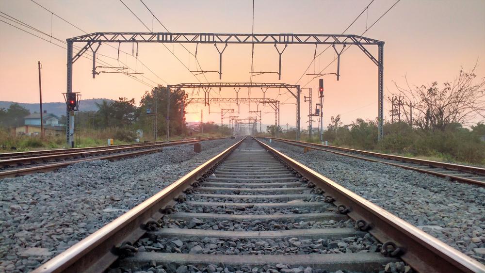 Illustration - Shutterstock | <a href="https://www.shutterstock.com/image-photo/railways-tracks-sunset-775534261?src=23PwE2Yp60gvvjdj1dDhXg-1-55">Srv Singhania</a>