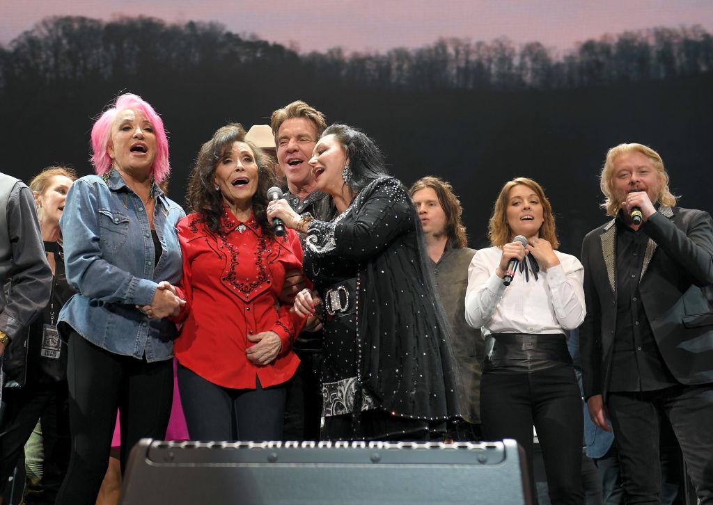 All-star performers flood the stage at Lynn's 87th birthday concert on April 1, 2019 (©Getty Images | <a href="https://www.gettyimages.com/detail/news-photo/tanya-tucker-loretta-lynn-dennis-quaid-and-crystal-gayle-news-photo/1134356559">Jason Kempin</a>)