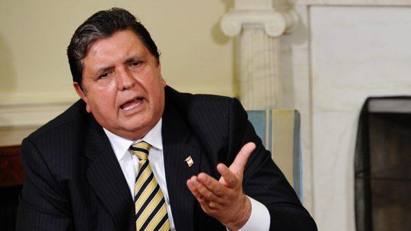 Former Peruvian President Alan García speaks during a meeting in the Oval Office of the White House in Wash., DC., on June 1, 2010. (Mandel NGAN/AFP/Getty Images)