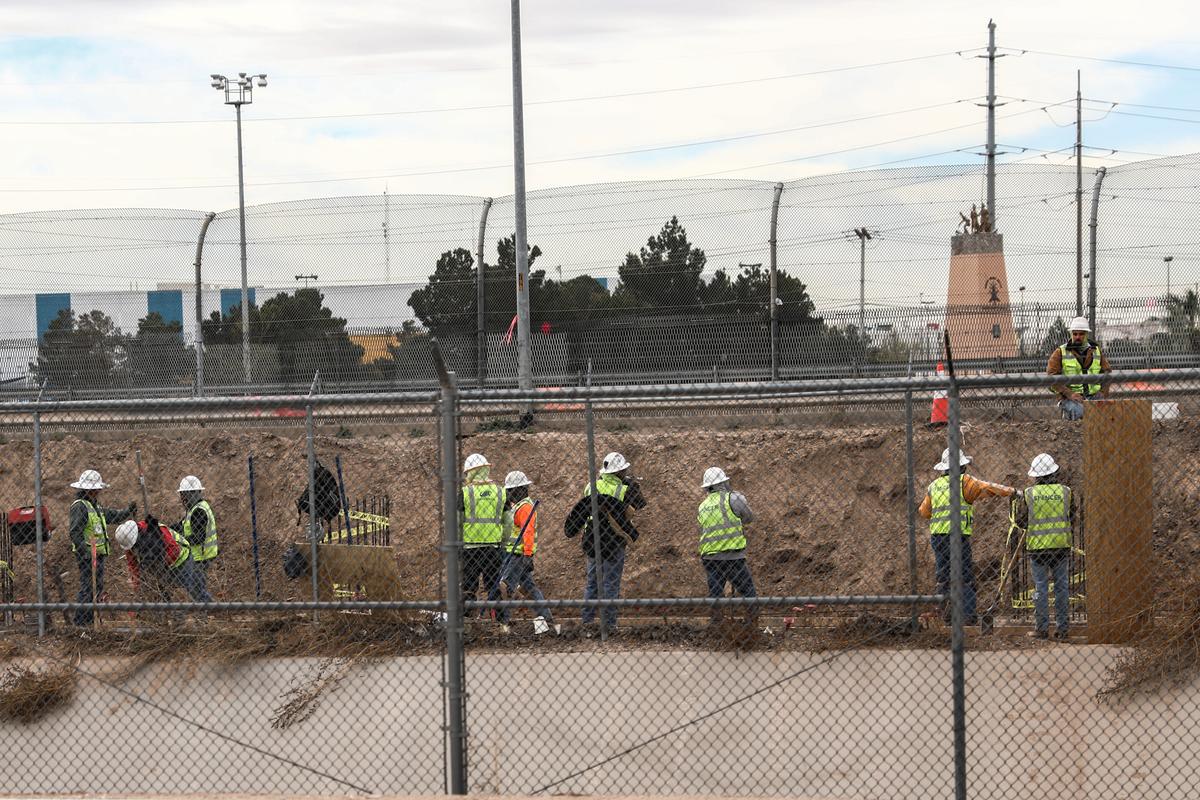 Construction takes place on the border fence separating El Paso, Texas, and Juarez, Mexico, on Feb. 14, 2019. (Charlotte Cuthbertson/The Epoch Times)