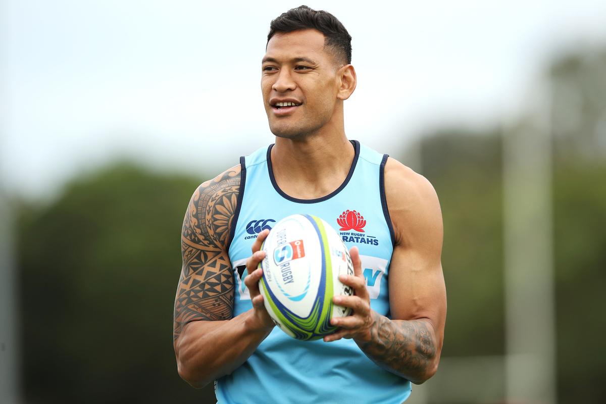Israel Folau watches on during a Waratahs Super Rugby training session at David Phillips Sports Complex on March 25, 2019 in Sydney, Australia. (Mark Kolbe/Getty Images)