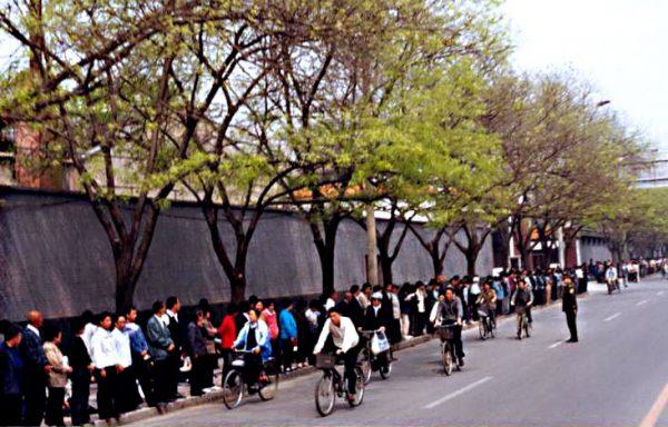 Falun Gong practitioners on Fuyou Street on April 25, 1999. (Minghui.org)