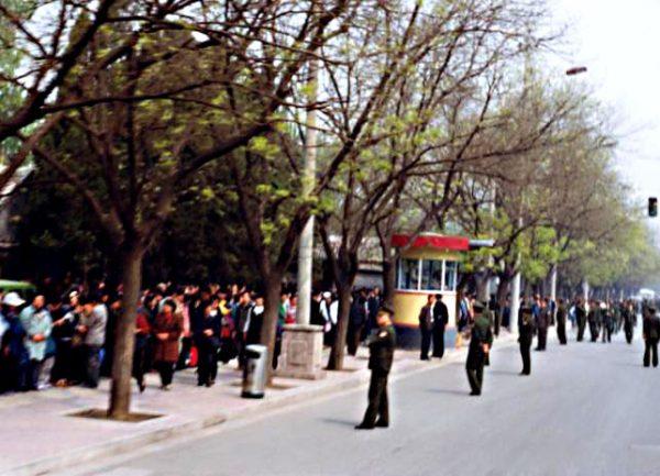 When Falun Gong practitioners began arriving on Fuyou Street early on the morning of April 25, some 1,000 public security personnel and plainclothes officers had already been deployed. (Minghui.org)