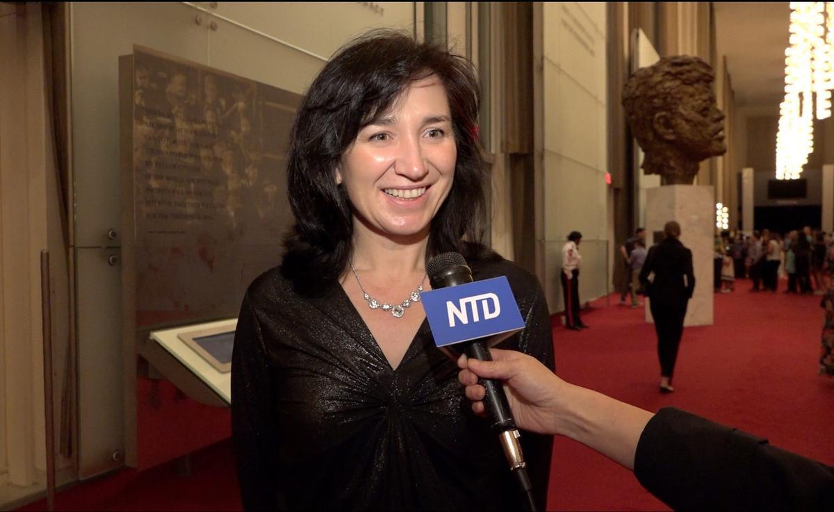 Cellist Praises Shen Yun’s Music as ‘Absolutely Beautiful’