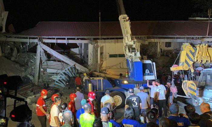 Philippine Quake Knocks Over Building; at Least 3 Dead