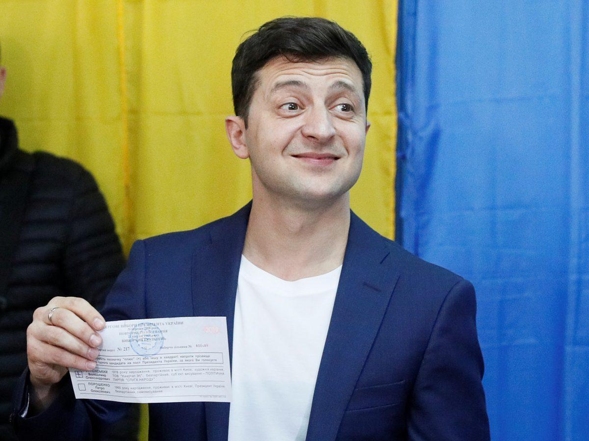 Ukrainian presidential candidate Volodymyr Zelenskiy demonstrates his ballot while standing in front of the media at a polling station during the second round of a presidential election in Kiev, Ukraine, on April 21, 2019. (Valentyn Ogirenko/Reuters)