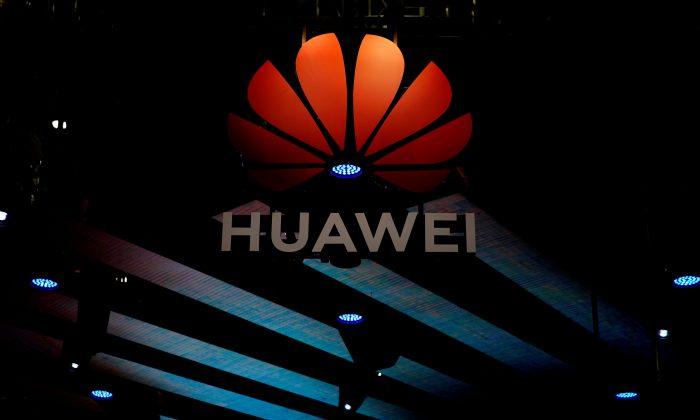Trump Expected to Sign Order Paving Way for US Telecom Ban on Huawei
