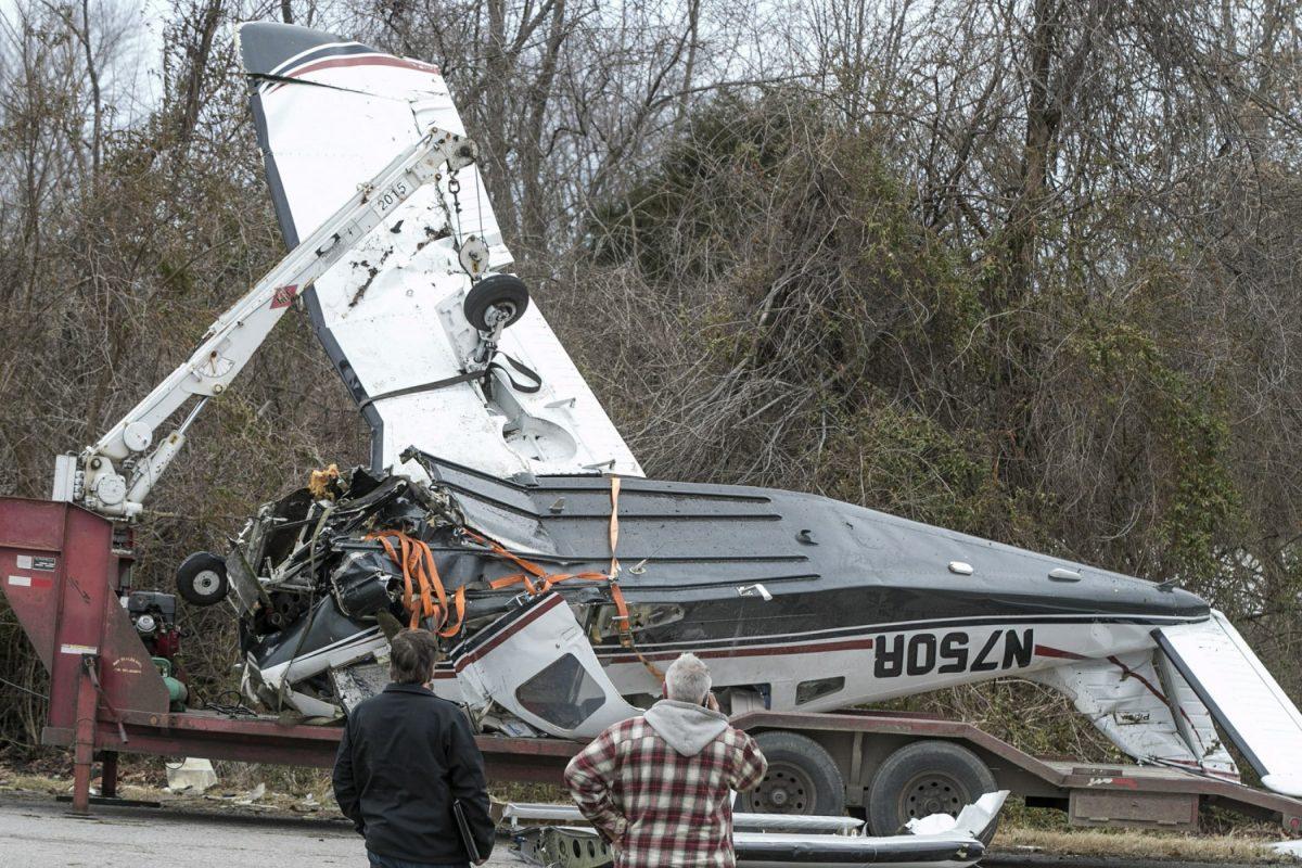 Workers prepare the wrecked plane for transport, in Waterloo, Ill., on March 13, 2019. (Derik Holtmann/Belleville News-Democrat via AP)
