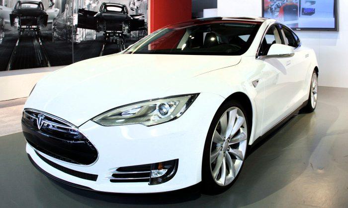 Tesla Car Spontaneously Combusts, Footage Shows
