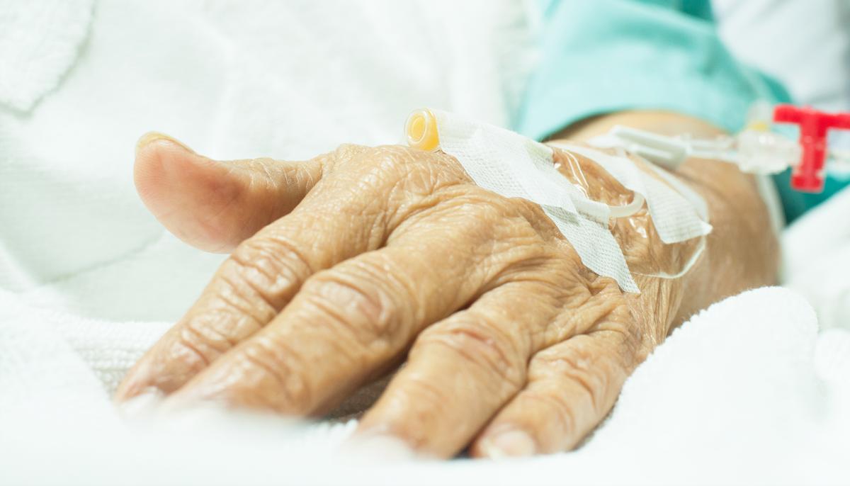 Kids Banned From Hospital Hold Special Sign Outside Window for Grandma Battling Cancer