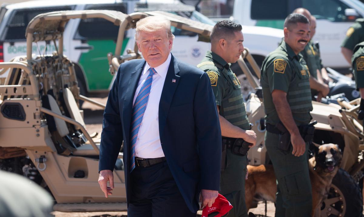 President Donald Trump with members of the US Customs and Border Patrol in Calexico, Calif., on April 5, 2019. (Saul Loeb/AFP/Getty Images)