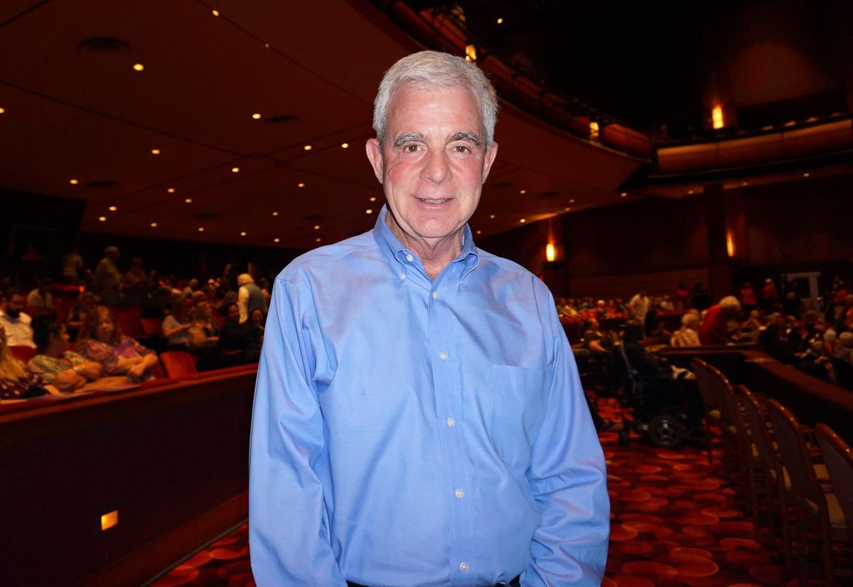 Council Member Captured by Shen Yun Performers’ Energy and Enthusiasm