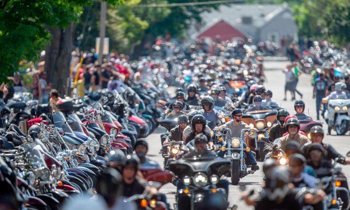 Dying Man Wished to Hear Harley’s Roar Last Time, So Over 100 Bikers Surround His Home