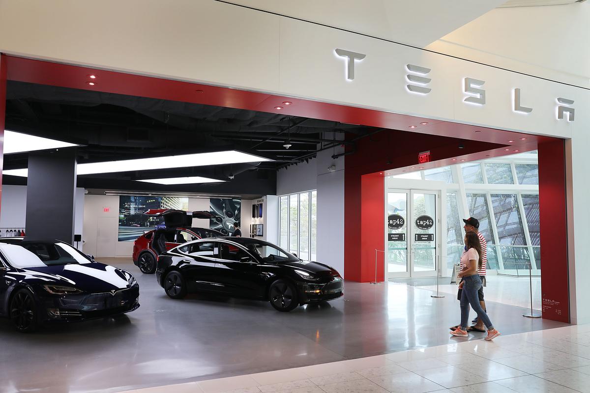 Musk Makes Self-Drive Technology Tesla’s Costly New Calling