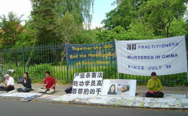 Falun Dafa practitioners meditate in front of the Chinese Embassy in Denmark as part of protest against the Chinese Communist Party for the death of Gao Rongrong due to torture, June 21, 2005. (Minghui.org)