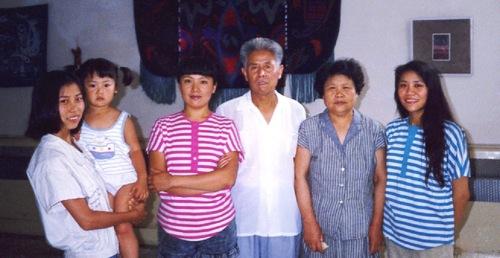 A once-happy family: Gao Rongrong (L) with her parents and sisters. (Minghui.org)