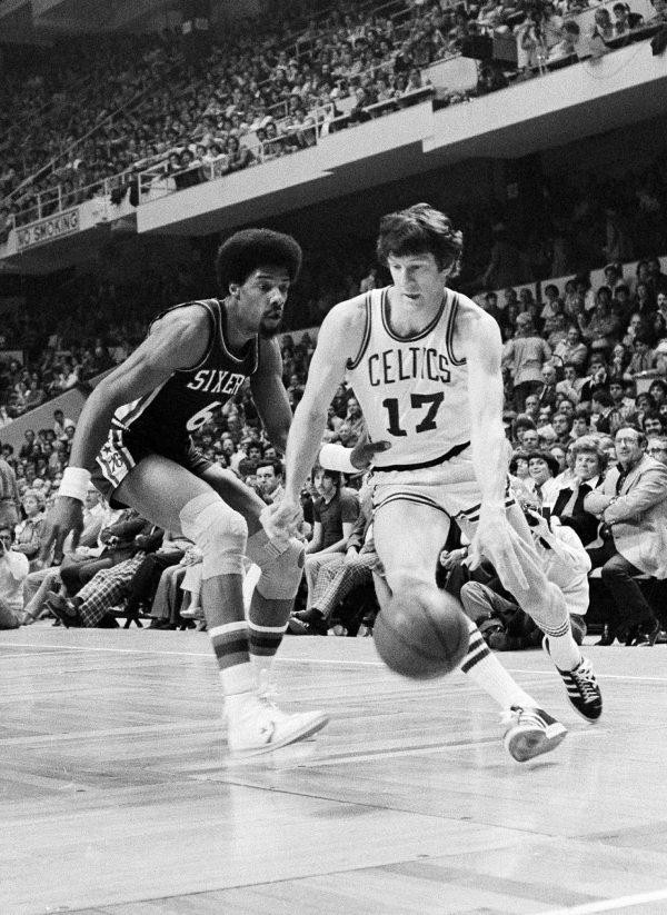 Boston Celtics' John Havlicek (17) moves the ball past Philadelphia 76ers' Julius Erving during an NBA basketball game in Boston, on April 29, 1977. (File photo/AP)