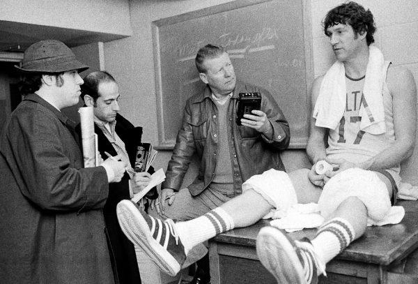 Boston Celtics' John Havlicek chats with newsmen after an NBA workout in Lexington, Mass., on March 17, 1976. (File photo/AP)