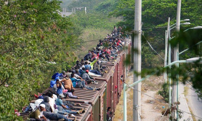 Mexican Railway Overrun by Illegal Immigrants Suspends Some Service