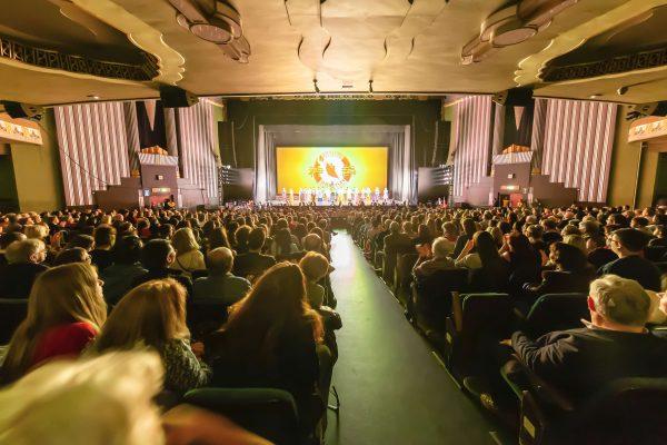 The curtain call at the evening performance of Shen Yun at the Eventim Apollo in London on April 28, 2019. (Yuan Luo/The Epoch Times)