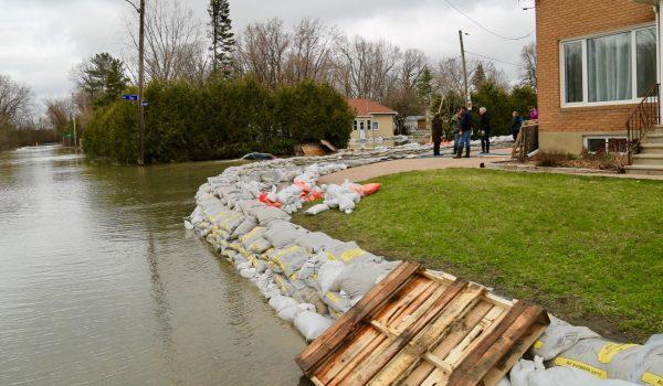 Sandbags lined up along the road to stem flooding from the Ottawa River in Gatineau, near Ottawa, Canada, on April 27, 2019. (Jonathan Ren/The Epoch Times)