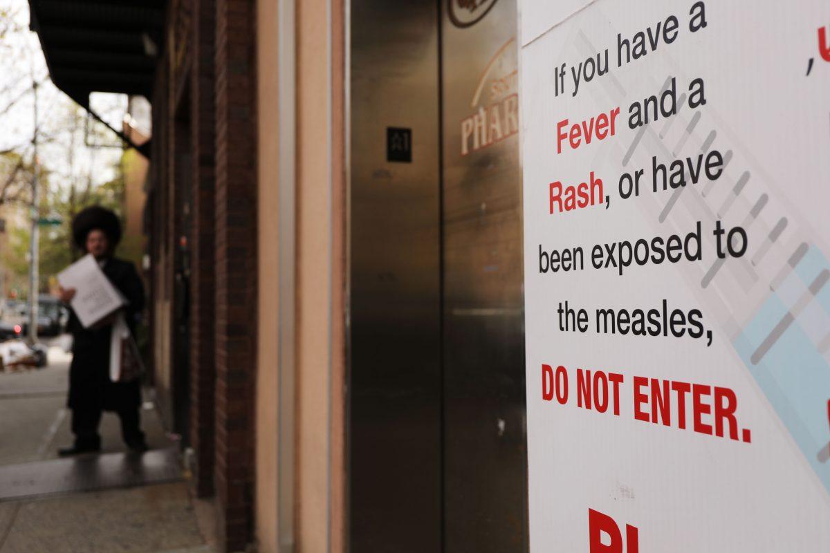 A sign warns people of measles in the ultra-Orthodox Jewish community in the Williamsburg neighborhood of Brooklyn, N.Y., on April 19, 2019. (Spencer Platt/Getty Images)
