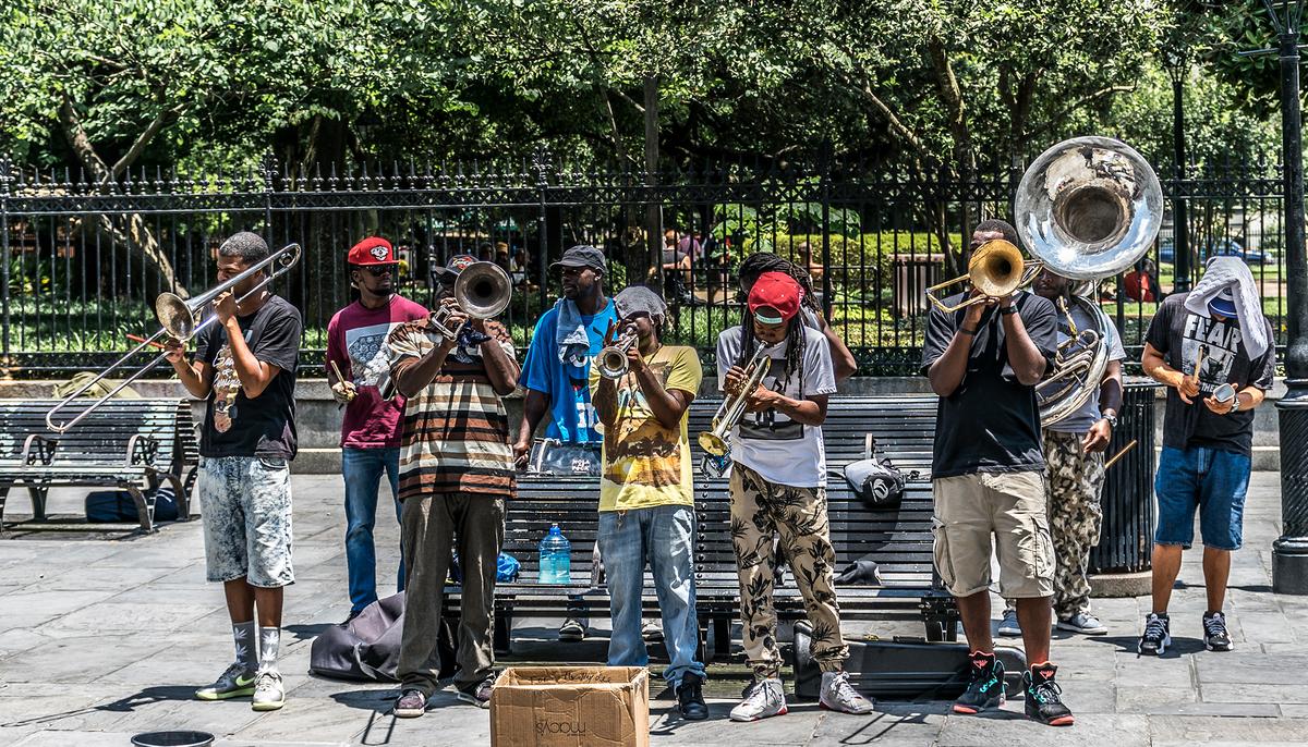 Video of Toddler’s Impromptu Encounter With Street Jazz Band Goes Viral on Facebook