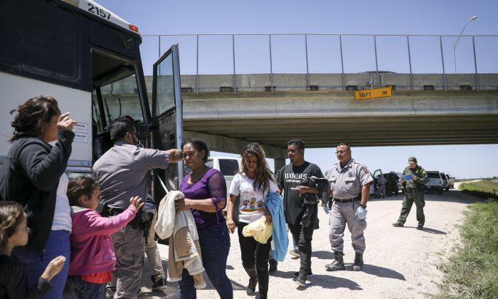 Border Patrol Agents Arrest 11 Human Smugglers, 27 Illegal Aliens Near Texas Border