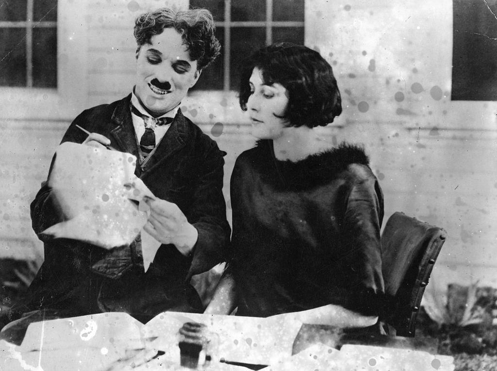 Chaplin signs his second wife Lita Grey as an actress at his studio (©Getty Images | <a href="https://www.gettyimages.com/detail/news-photo/charlie-chaplin-english-film-actor-and-director-signs-up-news-photo/2638059">Topical Press Agency</a>)
