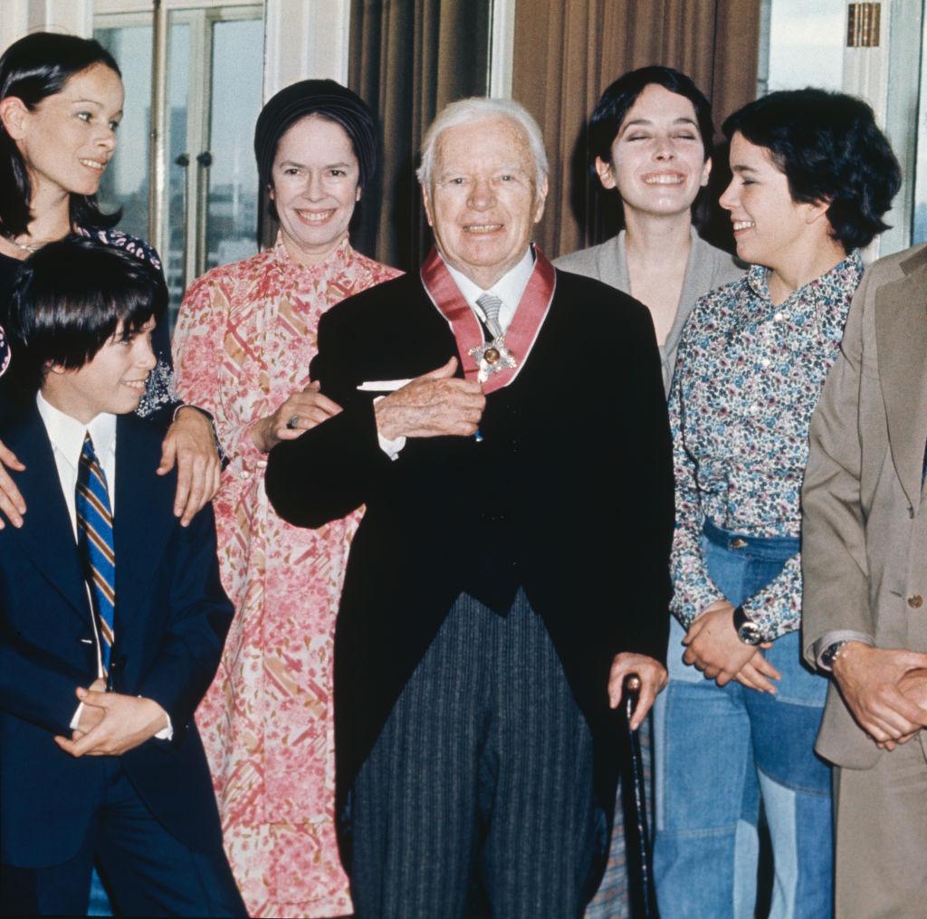 Sir Charlie Chaplin with his family at the Savoy Hotel in London in 1975 (©Getty Images | <a href="https://www.gettyimages.com/detail/news-photo/actor-and-director-sir-charlie-chaplin-with-his-family-at-news-photo/1041717584">Keystone</a>)