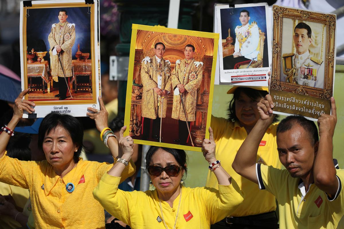 People hold images of King Maha Vajiralongkorn during his coronation in Bangkok, Thailand, May 4, 2019. (Reuters/Athit Perawongmetha)